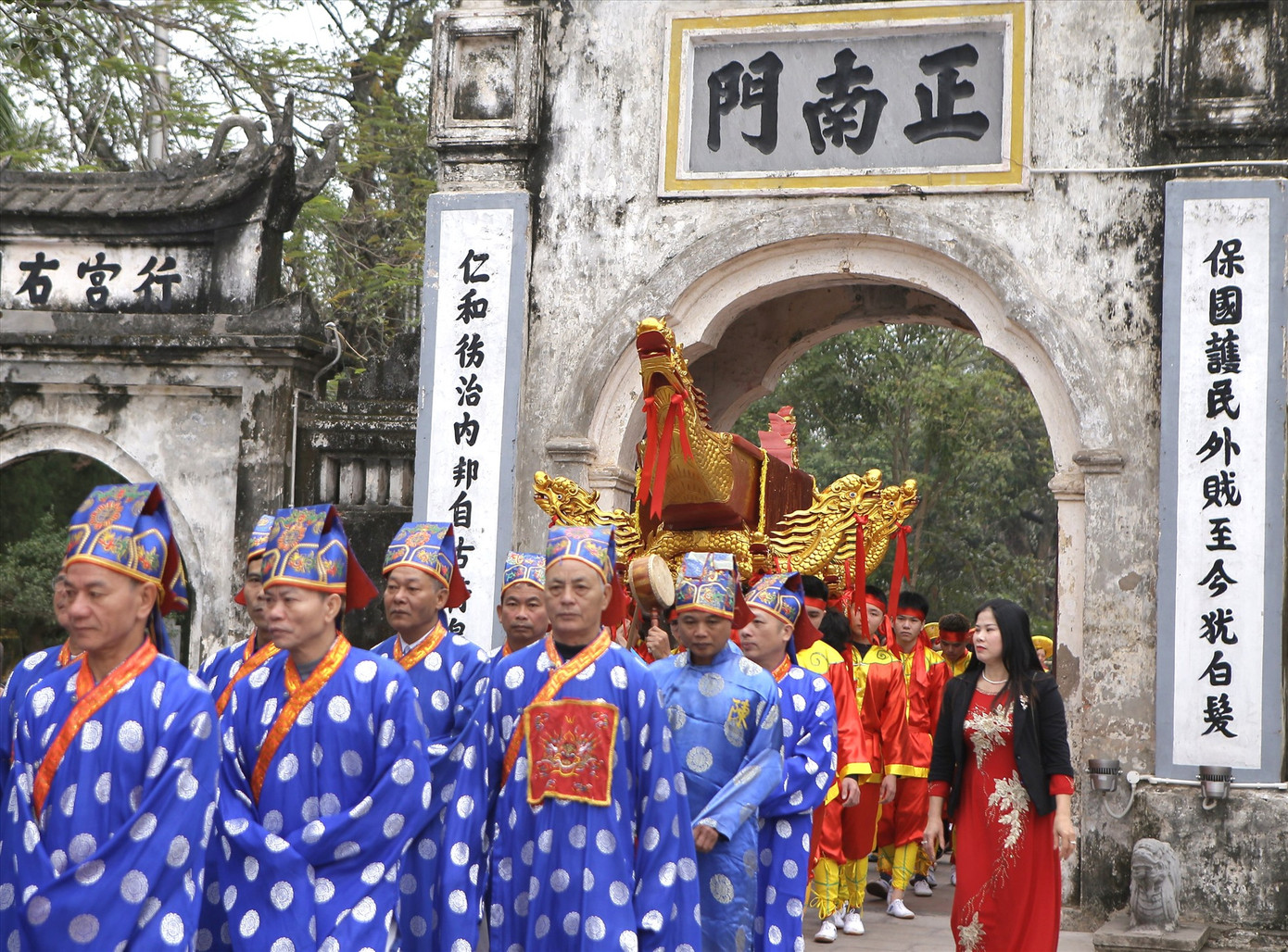 Đoàn rước kiệu Ngọc Lộ với khoảng 200 người, đi đầu là đoàn cờ ngũ sắc, nghi trượng, dàn bát âm, tiếp đến là kiệu sứ giả và cuối cùng là các phật tử tụng kinh. Ảnh: TRỌNG TÀI. Đoàn rước kiệu Ngọc Lộ với khoảng 200 người, đi đầu là đoàn cờ ngũ sắc, nghi trượng, dàn bát âm, tiếp đến là kiệu sứ giả và cuối cùng là các phật tử tụng kinh. Ảnh: TRỌNG TÀI.