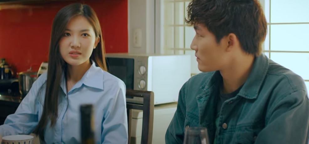 Trang (Lương Thanh) hụt hẫng khi bị người yêu cho ra rìa khi nói chuyện với Ly (Thùy Anh). Ảnh: CMH. Trang (Lương Thanh) hụt hẫng khi bị người yêu cho ra rìa khi nói chuyện với Ly (Thùy Anh). Ảnh: CMH.