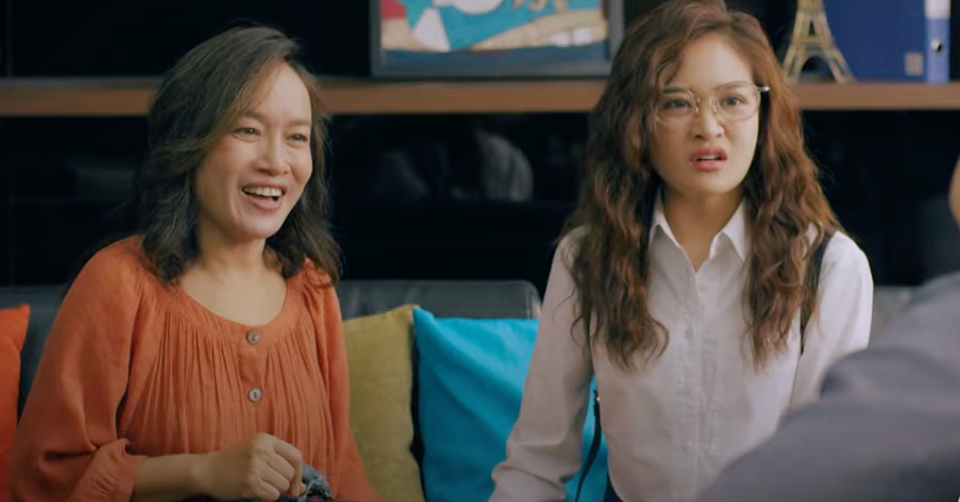 Bà Phượng (NSƯT Tú Oanh) vui ra mặt khi Quy (Mạnh Trường) đề nghị Ly (Thùy Anh) về làm việc. Ảnh: CMH. Bà Phượng (NSƯT Tú Oanh) vui ra mặt khi Quy (Mạnh Trường) đề nghị Ly (Thùy Anh) về làm việc. Ảnh: CMH.