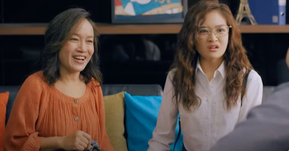 Bà Phượng (NSƯT Tú Oanh) vui ra mặt khi Quy (Mạnh Trường) đề nghị Ly (Thùy Anh) về làm việc. Ảnh: CMH. Bà Phượng (NSƯT Tú Oanh) vui ra mặt khi Quy (Mạnh Trường) đề nghị Ly (Thùy Anh) về làm việc. Ảnh: CMH.