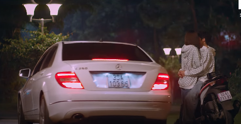 Mẹ Linh - bà Thảo (NSƯT Mỹ Uyên) biết chuyện Linh (Trình Mỹ Duyên) và Tú (Đình Tú) thành đôi. Ảnh: CMH.