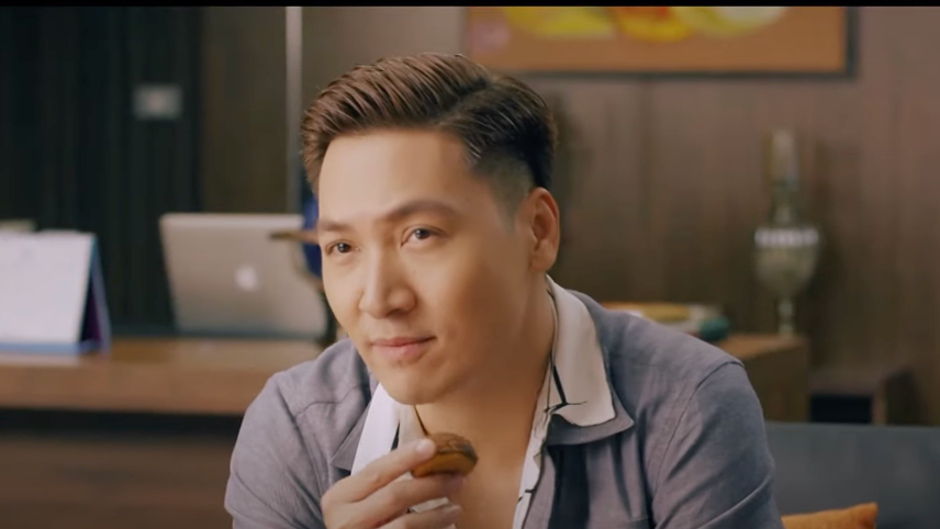 Thái độ nồng nhiệt của Ly (Thùy Anh) khiến Quy (Mạnh Trường) nghi ngờ. Ảnh: CMH. Thái độ nồng nhiệt của Ly (Thùy Anh) khiến Quy (Mạnh Trường) nghi ngờ. Ảnh: CMH.