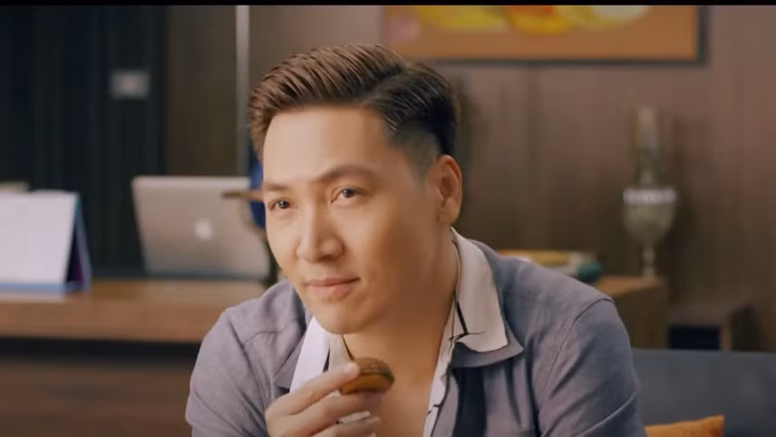 Thái độ nồng nhiệt của Ly (Thùy Anh) khiến Quy (Mạnh Trường) nghi ngờ. Ảnh: CMH.