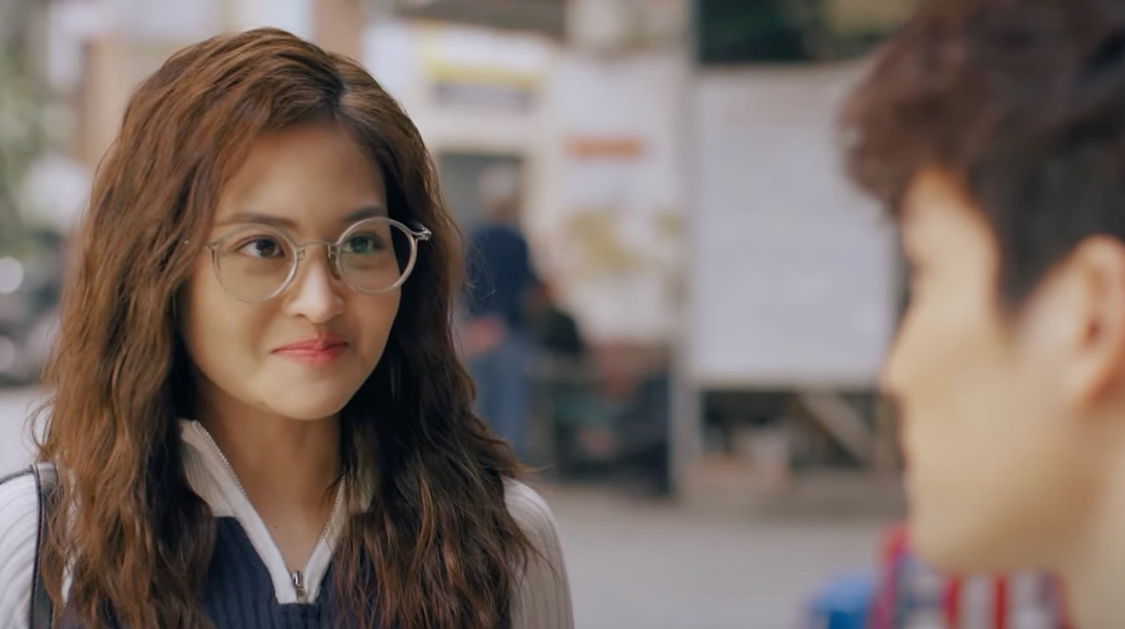 Ly (Thùy Anh) giải thích mẹ mình hay tin lời thầy bói, vậy nên những ai tên Quy bà đều thích. Ảnh: CMH. Ly (Thùy Anh) giải thích mẹ mình hay tin lời thầy bói, vậy nên những ai tên Quy bà đều thích. Ảnh: CMH.