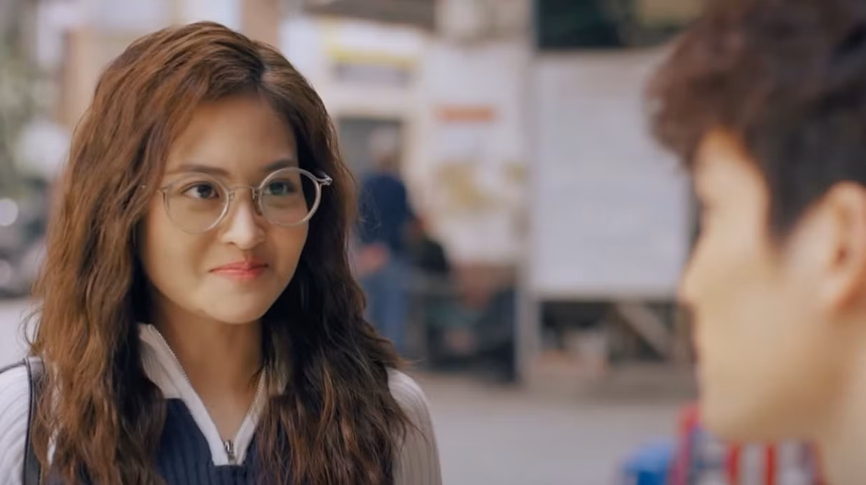Ly (Thùy Anh) giải thích mẹ mình hay tin lời thầy bói, vậy nên những ai tên Quy bà đều thích. Ảnh: CMH.