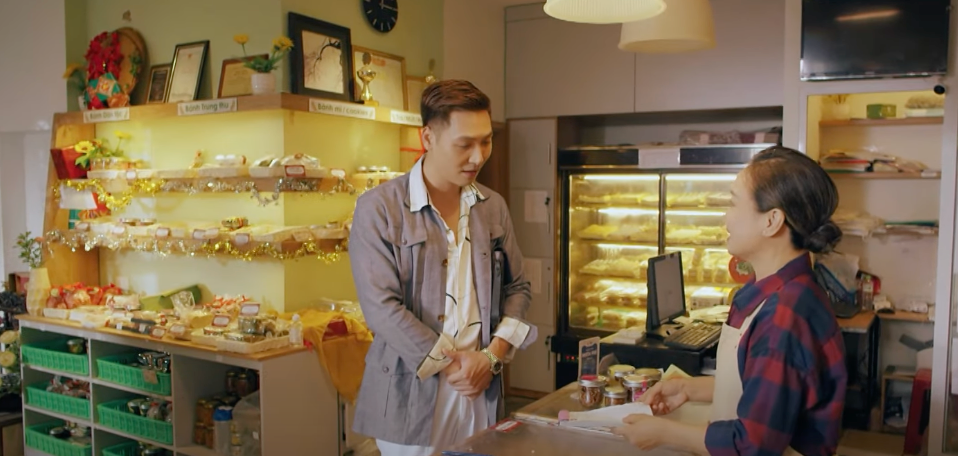 Quy (Mạnh Trường) đến tiệm bánh nhà Ly (Thùy Anh) để tìm hiểu thêm về các loại bánh cho nhà hàng. Ảnh: CMH. Quy (Mạnh Trường) đến tiệm bánh nhà Ly (Thùy Anh) để tìm hiểu thêm về các loại bánh cho nhà hàng. Ảnh: CMH.