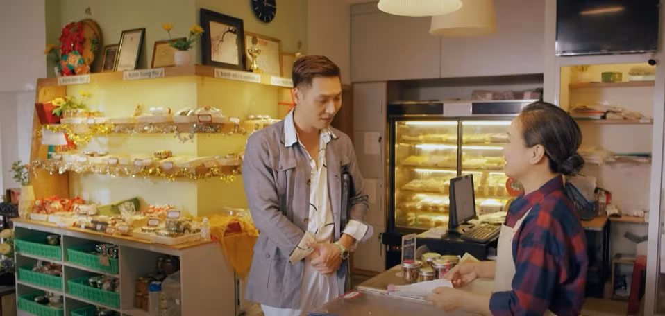 Quy (Mạnh Trường) đến tiệm bánh nhà Ly (Thùy Anh) để tìm hiểu thêm về các loại bánh cho nhà hàng. Ảnh: CMH.