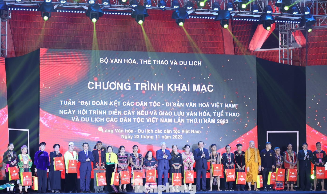 Bộ trưởng Bộ VHTTDL tin tưởng, Ngày Hội sẽ mang lại sự trải nghiệm quý báu đối với nhân dân và du khách, đặc biệt là thế hệ trẻ, những chủ nhân tương lai của đất nước, để những thế hệ sau biết trân quý những giá trị văn hóa của dân tộc, trân quý sự thống nhất trong đa dạng của văn hóa Việt Nam thông qua kho tàng di tích, di sản văn hóa phi vật thể đồ sộ của dân tộc.