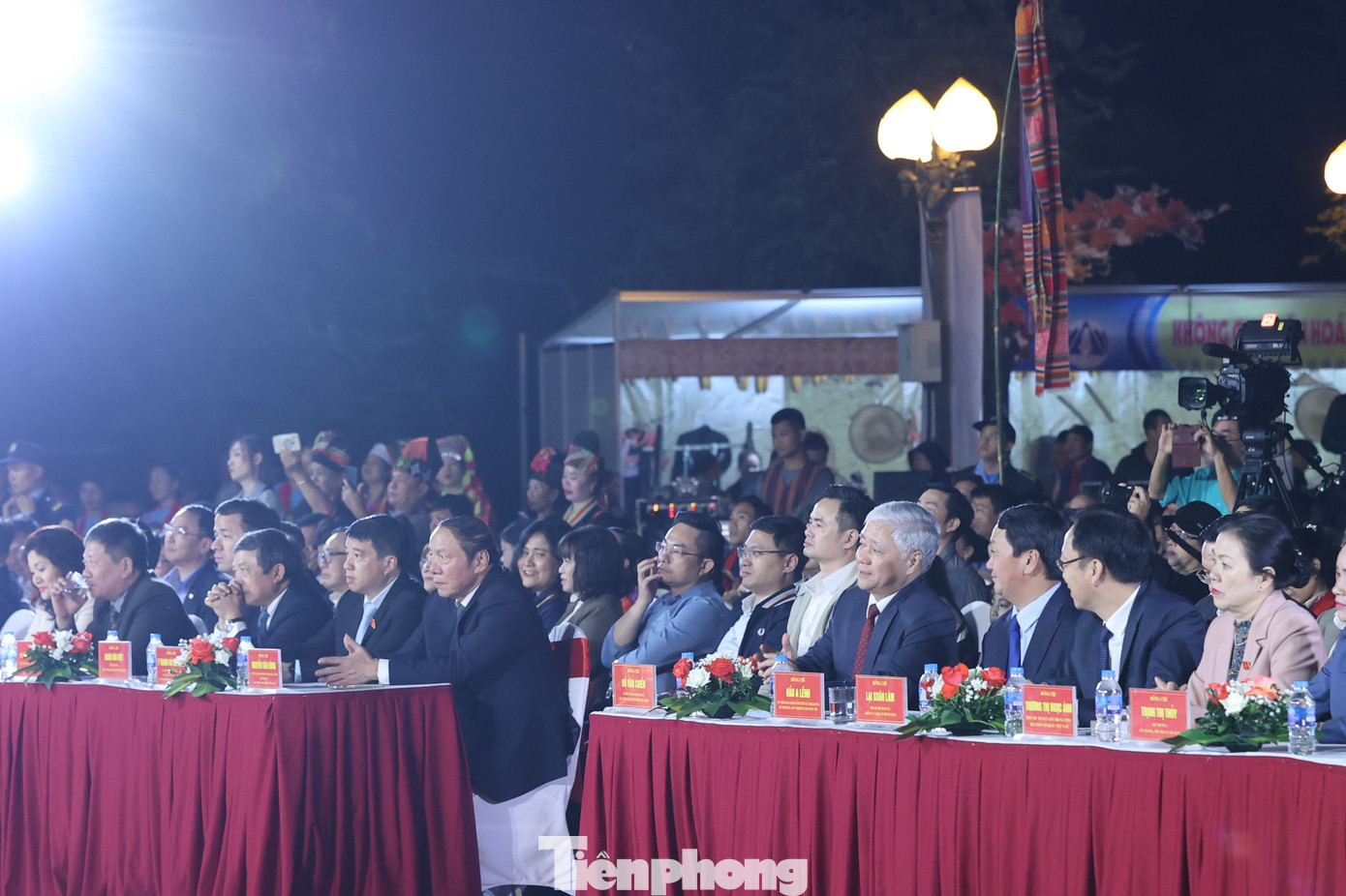 Tham dự có Bí thư T.Ư Đảng, Chủ tịch Ủy ban T.Ư MTTQ Việt Nam Đỗ Văn Chiến, các Uỷ viên BCH T.Ư Đảng: Bộ trưởng Bộ VHTTDL Nguyễn Văn Hùng, Bộ trưởng, Chủ nhiệm Ủy ban Dân tộc Hầu A Lềnh, Uỷ viên Uỷ ban thường vụ Quốc hội, Chủ tịch Hội đồng Dân tộc của Quốc hội Y Thanh Hà Niê Kđăm cùng các vị lãnh các ban, bộ, ngành T.Ư, lãnh đạo các địa phương.