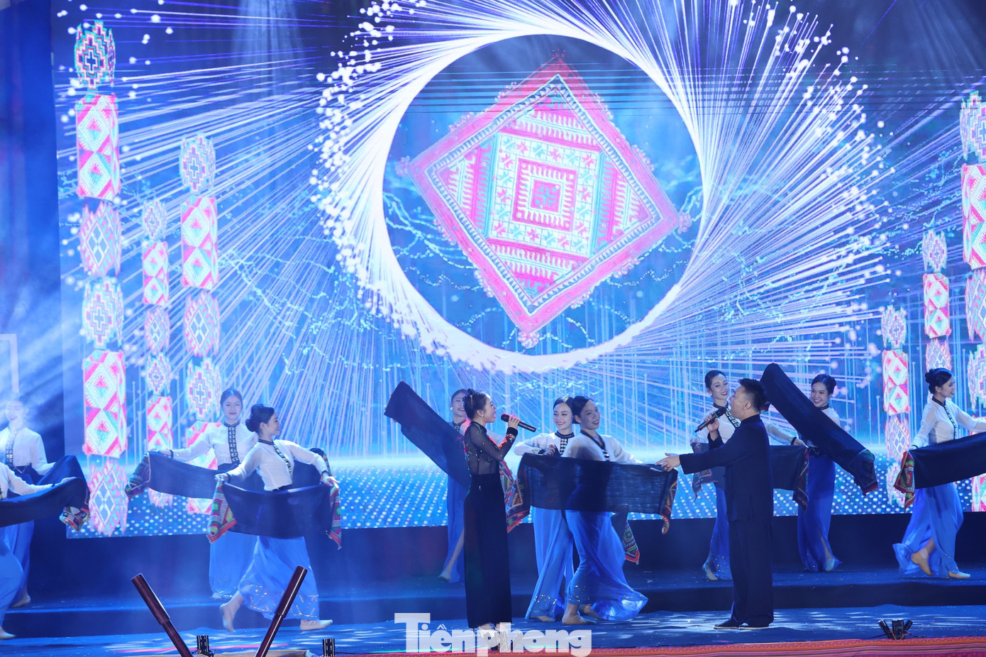 Bên cạnh chương trình nghệ thuật khai mạc đặc sắc, Tuần Đại đoàn kết các dân tộc - Di sản văn hóa Việt Nam năm 2023 còn có triển lãm ảnh Sắc màu các dân tộc Việt Nam. Triển lãm trưng bày 160 tác phẩm nhiếp ảnh về 54 dân tộc Việt Nam thuộc Chương trình mục tiêu quốc gia phát triển kinh tế - xã hội vùng đồng bào dân tộc thiểu số và miền núi năm 2023 của Bộ VHTTDL.