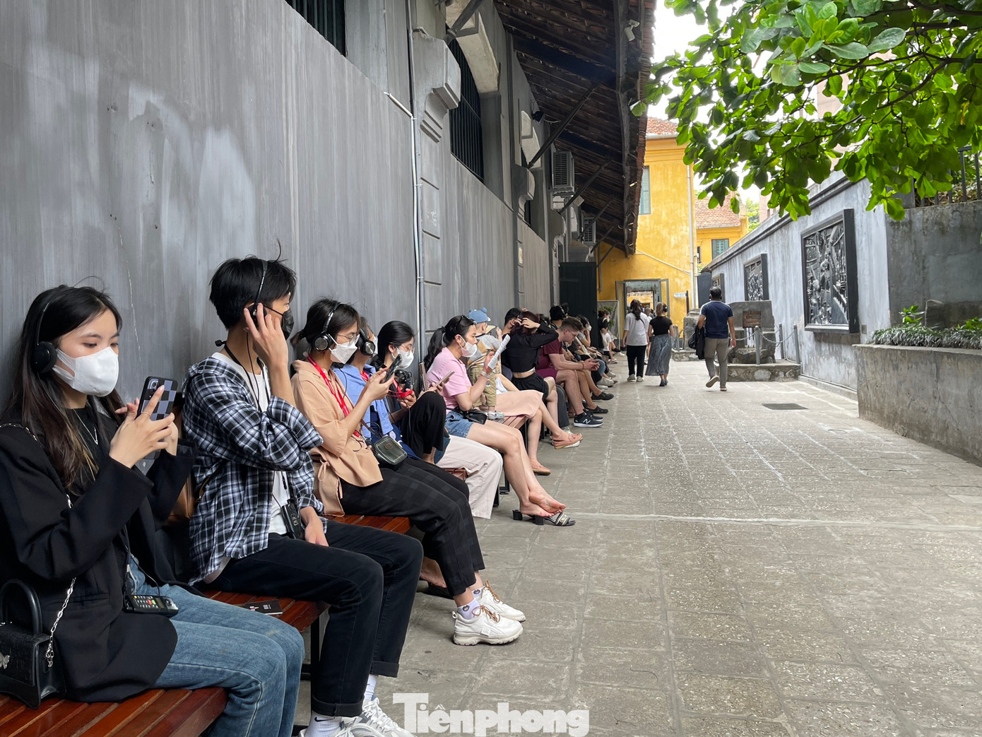 Dịp này, Di tích Hỏa Lò trưng bày chuyên đề Phút hồi sinh nhằm gợi nhớ thời khắc lịch sử hào hùng của những ngày chiến thắng trở về. Từ đó, thế hệ sau càng thêm thấu hiểu và tri ân công lao, sự hy sinh anh dũng của các chiến sĩ cách mạng bị địch bắt, tù đày.