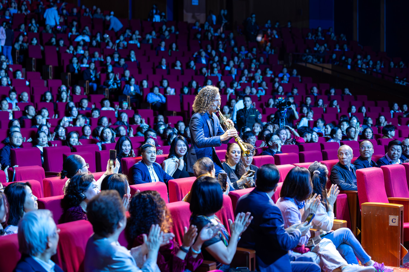 Nghệ sĩ saxophone Kenny G gây bất ngờ khi xuất hiện ở khán đài thay vì sân khấu. Nghệ sĩ saxophone Kenny G gây bất ngờ khi xuất hiện ở khán đài thay vì sân khấu.