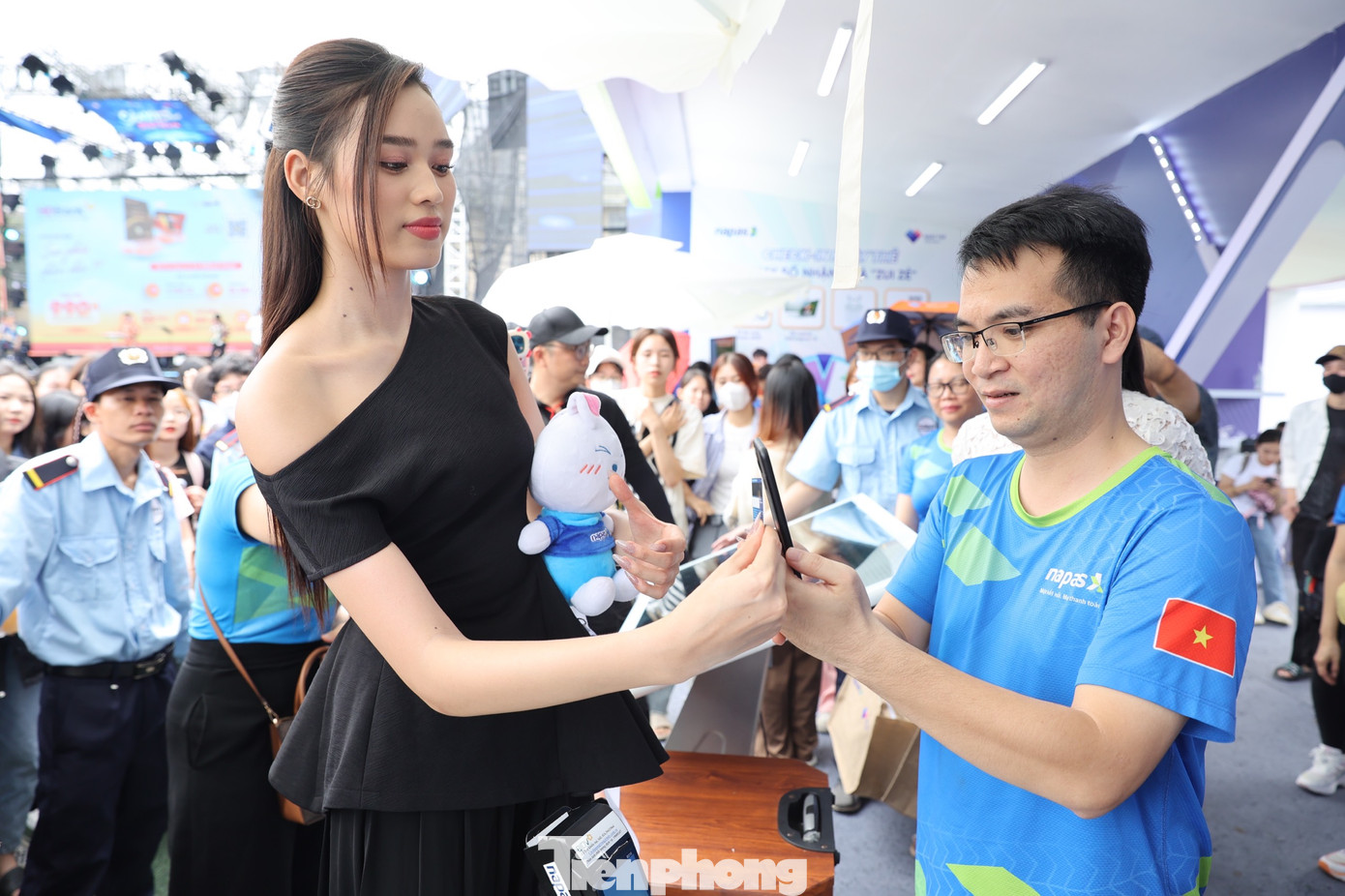 Tại gian hàng của Công ty Cổ phần Thanh toán quốc gia Việt Nam (NAPAS) - đơn vị đồng tổ chức Ngày thẻ Việt Nam 2023 - Hoa hậu Đỗ Thị Hà trải nghiệm phương thức thanh toán mới bằng cách chạm thẻ với điện thoại (tap to phone). Đây cũng là phương thức thanh toán mới mà NAPAS giới thiệu trong khuôn khổ Ngày Thẻ Việt Nam năm 2023 - Sóng Festival.