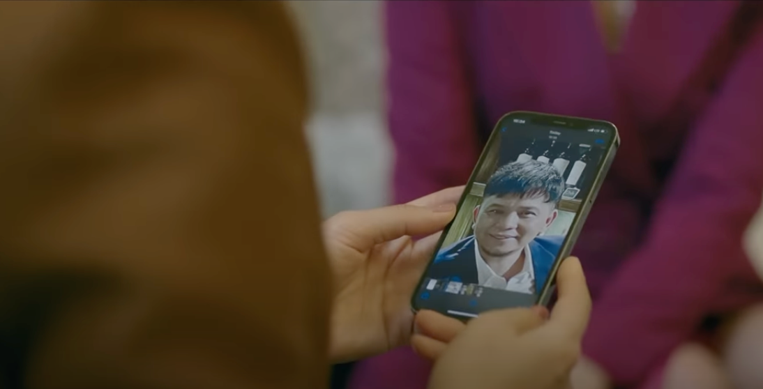 Ly (Minh Hà) cho Phương (Hồng Diễm) biết về Thái - người đàn ông có mối quan hệ mật thiết với Hà. Ảnh: CMH.