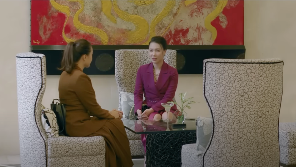 Ly (Minh Hà) cung cấp manh mối về vụ án của Hoàng (Việt Anh). Ảnh: CMH.