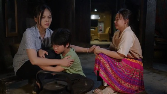 Lang Phương (Thu Quỳnh) đau đớn khi phát hiện chị em Chà (Hồng Nhung) bị ép vận chuyển ma tuý.