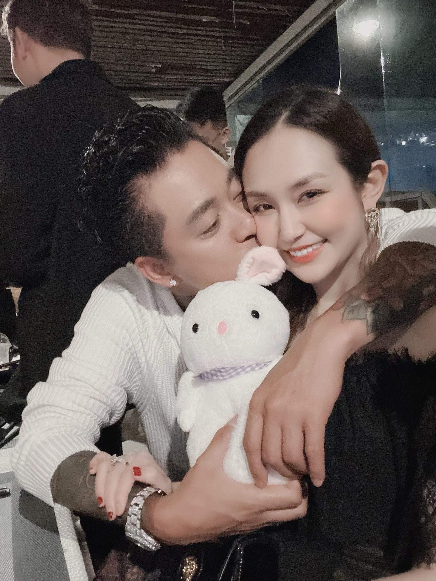 Tuấn Hưng đăng những hình ảnh tình cảm với vợ trên mạng xã hội.