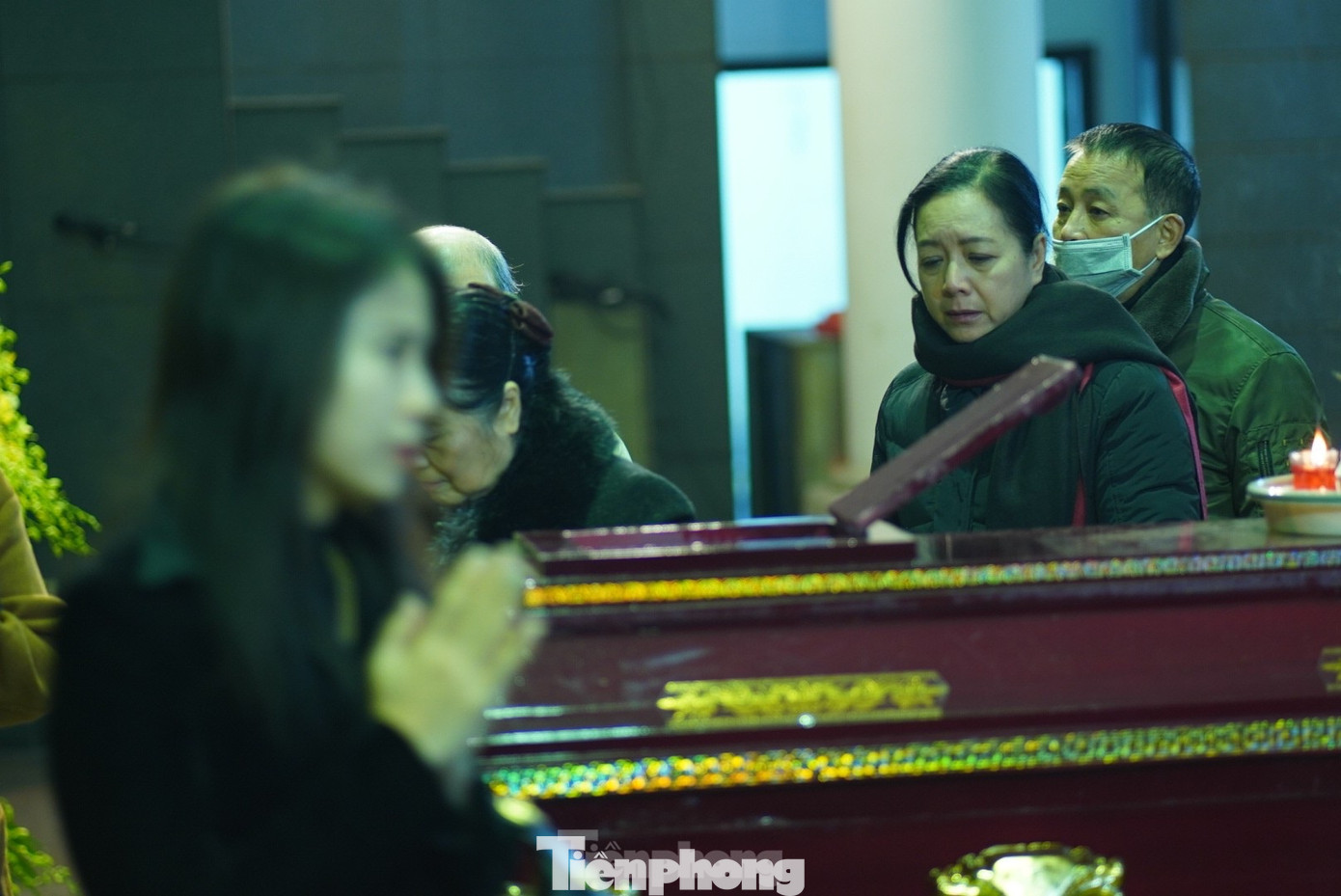 NSƯT Chiều Xuân không nén nổi những giọt nước mắt khi tiễn biệt NSND Trần Tiến. Ảnh: TRỌNG QUÂN.