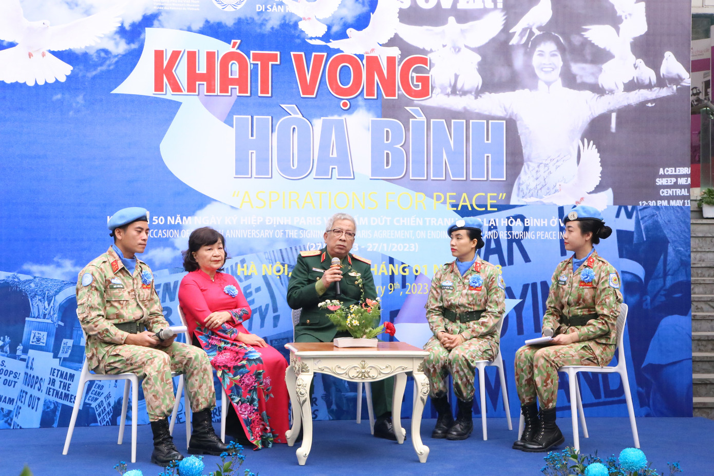 Tham gia buổi tọa đàm trong khuôn khổ lễ khai mạc, Thượng tướng Nguyễn Chí Vịnh khẳng định: “Việc tham gia vào hoạt động gìn giữ hòa bình Liên hợp quốc là một trong những chính sách đối ngoại của Việt Nam, tuyên bố mạnh mẽ và thể hiện hình ảnh một quốc gia có uy tín, trách nhiệm đối với cộng đồng quốc tế, góp phần đảm bảo hòa bình, an ninh thế giới. Thượng tướng Nguyễn Chí Vịnh biểu dương các cán bộ, chiến sĩ nữ hoàn thành xuất sắc nhiệm vụ, được Liên hợp quốc đánh giá cao. "Vai trò của phụ nữ Việt Nam trong thời bình được tôn vinh và thế giới sẽ nhìn nhận tích cực về công tác bình đẳng giới của Việt Nam”, ông nói. Tham gia buổi tọa đàm trong khuôn khổ lễ khai mạc, Thượng tướng Nguyễn Chí Vịnh khẳng định: “Việc tham gia vào hoạt động gìn giữ hòa bình Liên hợp quốc là một trong những chính sách đối ngoại của Việt Nam, tuyên bố mạnh mẽ và thể hiện hình ảnh một quốc gia có uy tín, trách nhiệm đối với cộng đồng quốc tế, góp phần đảm bảo hòa bình, an ninh thế giới. Thượng tướng Nguyễn Chí Vịnh biểu dương các cán bộ, chiến sĩ nữ hoàn thành xuất sắc nhiệm vụ, được Liên hợp quốc đánh giá cao. "Vai trò của phụ nữ Việt Nam trong thời bình được tôn vinh và thế giới sẽ nhìn nhận tích cực về công tác bình đẳng giới của Việt Nam”, ông nói.