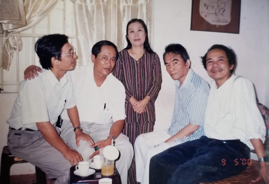 Nhà thơ Nguyễn Trọng Tạo, nhà văn Hoàng Phủ Ngọc Tường, nhà thơ Lâm Thị Mỹ Dạ, nhà báo Nguyễn Ngọc Cương, và nhà thơ Nguyễn Văn Hùng (phải qua trái). Nhà thơ Nguyễn Trọng Tạo, nhà văn Hoàng Phủ Ngọc Tường, nhà thơ Lâm Thị Mỹ Dạ, nhà báo Nguyễn Ngọc Cương, và nhà thơ Nguyễn Văn Hùng (phải qua trái).