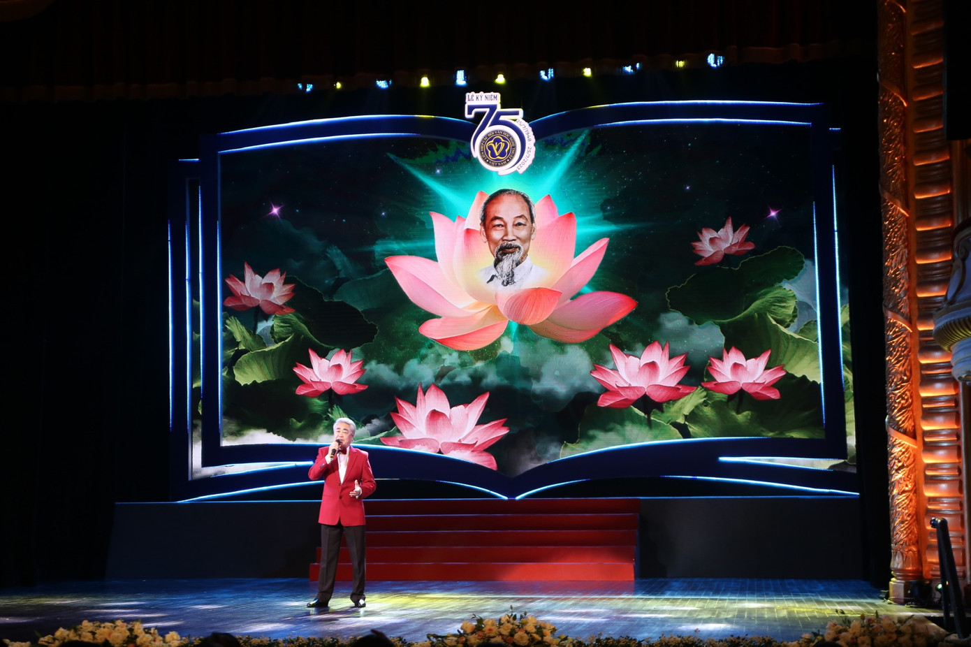 Trải qua 75 năm xây dựng và phát triển, giới văn học nghệ thuật Việt Nam được Đảng và Nhà nước tặng những phần thưởng cao quý: Huân chương Độc lập hạng Nhất, Huân chương Hồ Chí Minh lần thứ nhất (1987), Huân chương Hồ Chí Minh lần thứ hai (2008) và đặc biệt là Huân chương Sao vàng (2018) - huân chương cao quý nhất của Đảng và nhà nước nhân kỷ niệm 70 thành lập Liên hiệp. Ảnh: TTXVN.