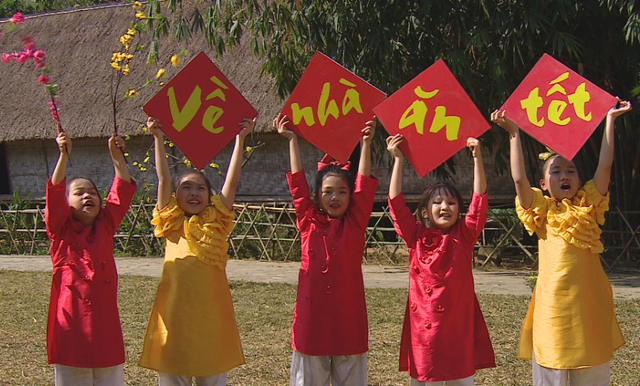 Chiều cuối năm - Về nhà ăn Tết mở màn bữa tiệc tất niên, bữa cơm khép lại ngày cuối của năm Nhâm Dần.