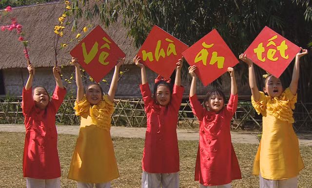 Chiều cuối năm - Về nhà ăn Tết mở màn bữa tiệc tất niên, bữa cơm khép lại ngày cuối của năm Nhâm Dần. Chiều cuối năm - Về nhà ăn Tết mở màn bữa tiệc tất niên, bữa cơm khép lại ngày cuối của năm Nhâm Dần.