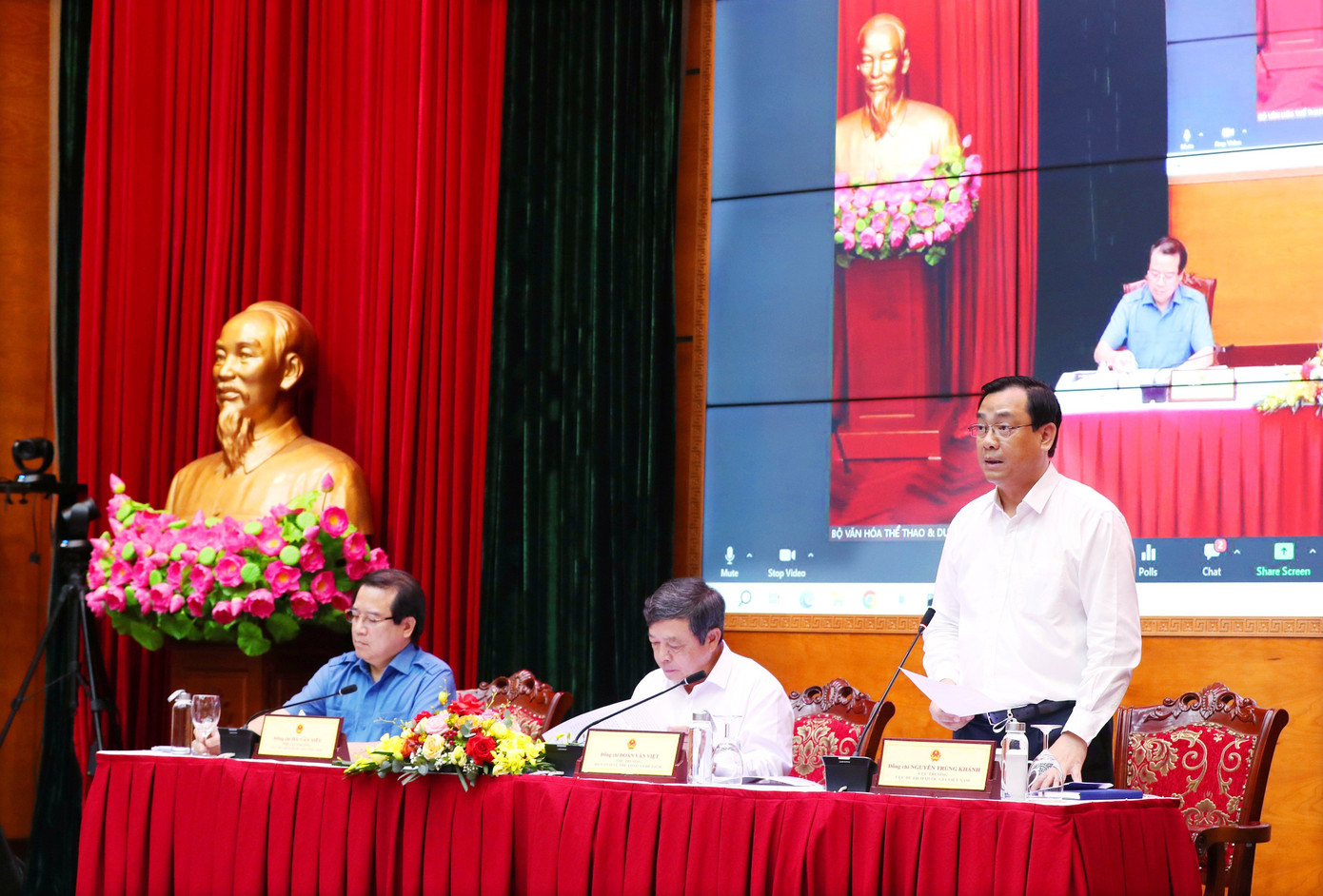 Cục trưởng Cục Du lịch quốc gia Việt Nam Nguyễn Trùng Khánh điều hành phiên thảo luận. Ảnh: Trần Huấn