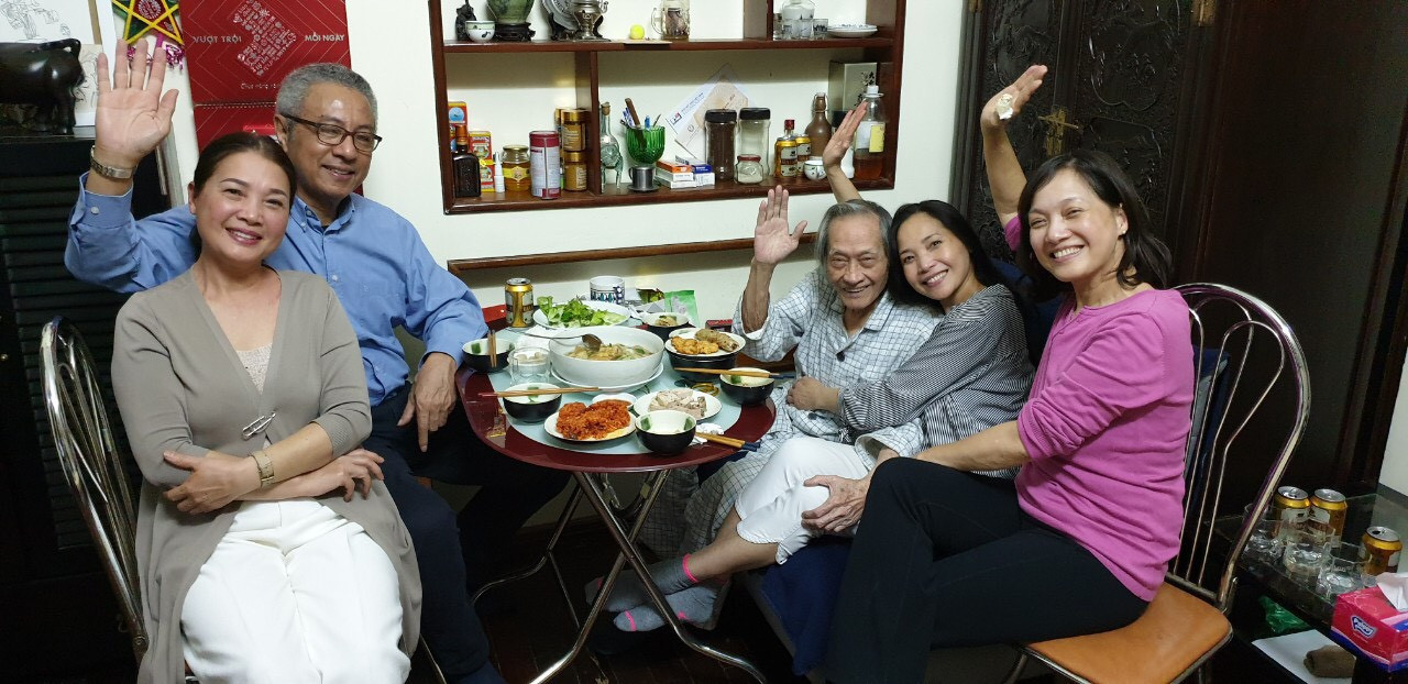Ba con gái và con rể bên NSND Trần Tiến. Ảnh: GĐCC. Ba con gái và con rể bên NSND Trần Tiến. Ảnh: GĐCC.