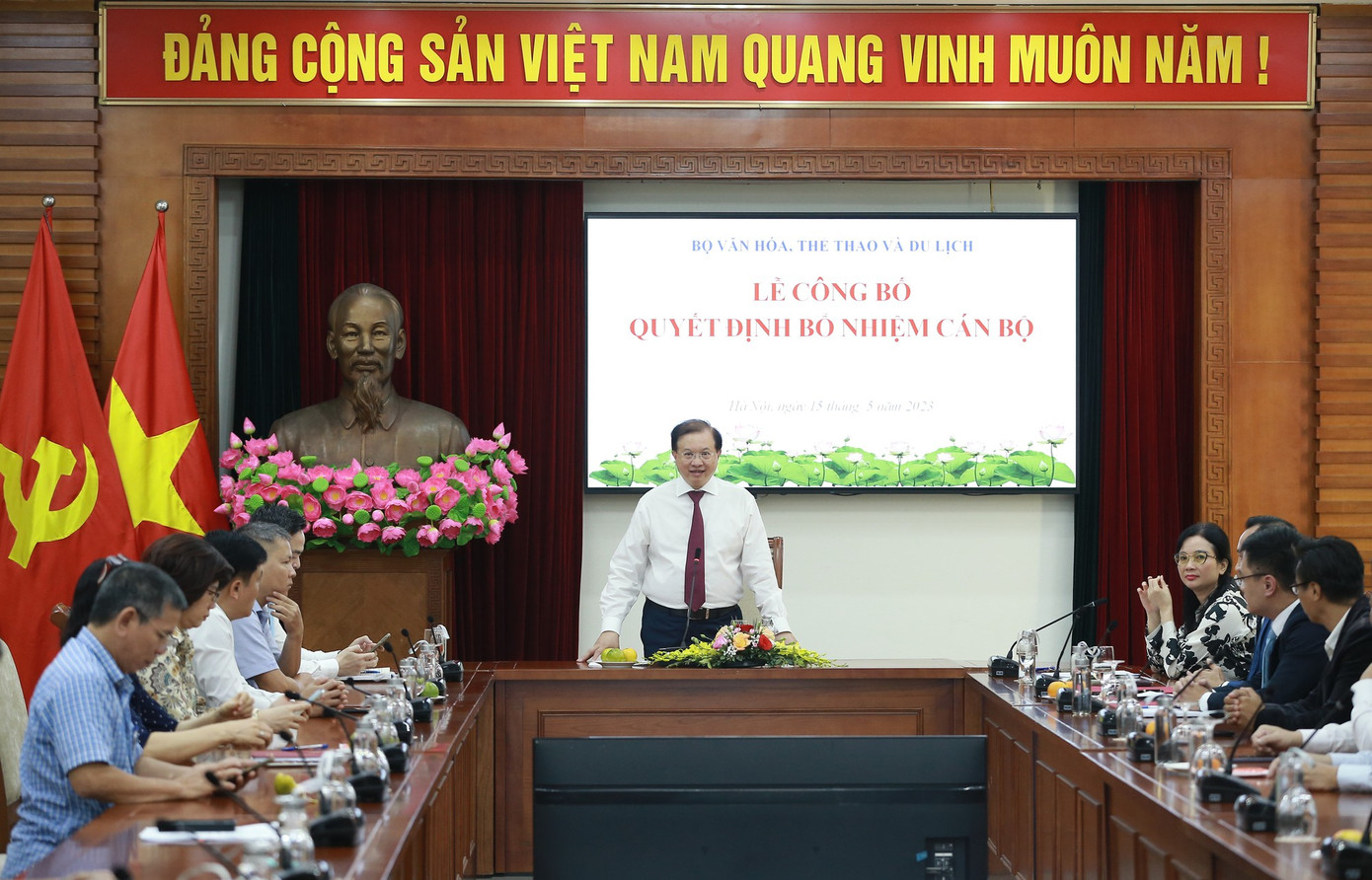 Thứ trưởng Tạ Quang Đông giao nhiệm vụ cho hai cán bộ mới được bổ nhiệm. Ảnh: Thế Công