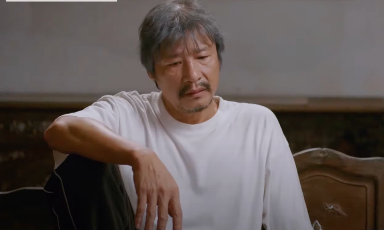 Ông Nhân (NSƯT Võ Hoài Nam) nhắc nhở con trai (Tuấn Tú) cẩn thận khi buôn bán đất đai. Ảnh: CMH.