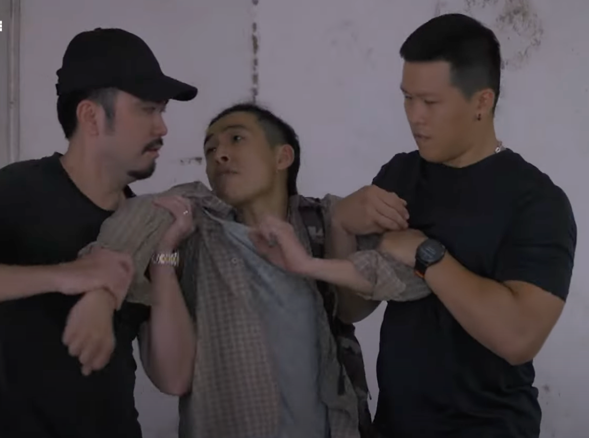 Bát (Tuấn Anh) bị người của đường dây bán thận bắt đi. Ảnh: CMH.