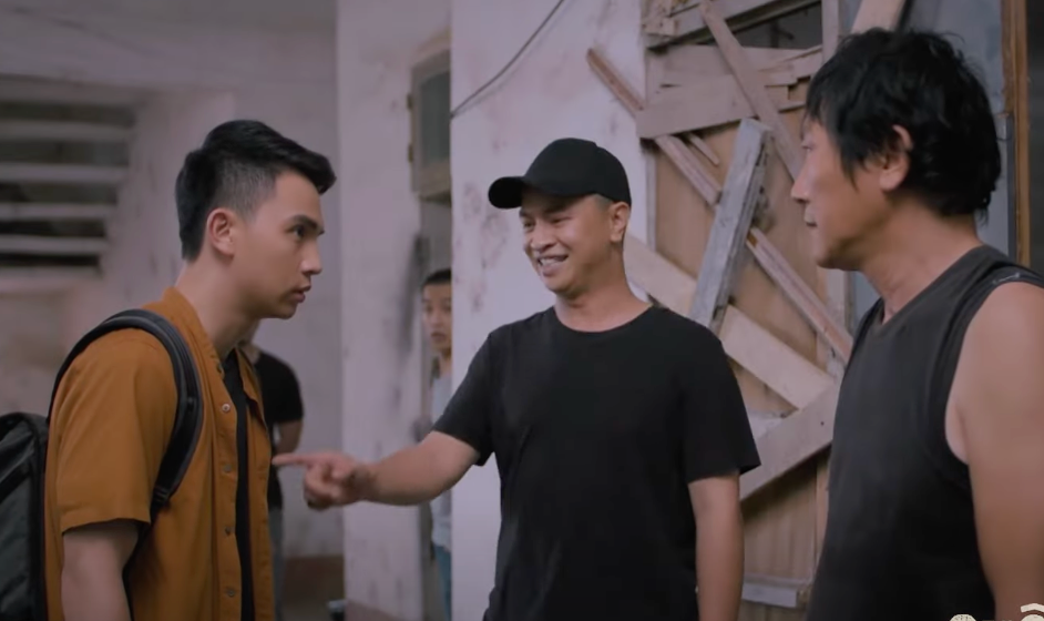 Người đàn trong đường dây mua bán thận giới thiệu người mới với Lưu (NSƯT Hoàng Hải). Ảnh: CMH.