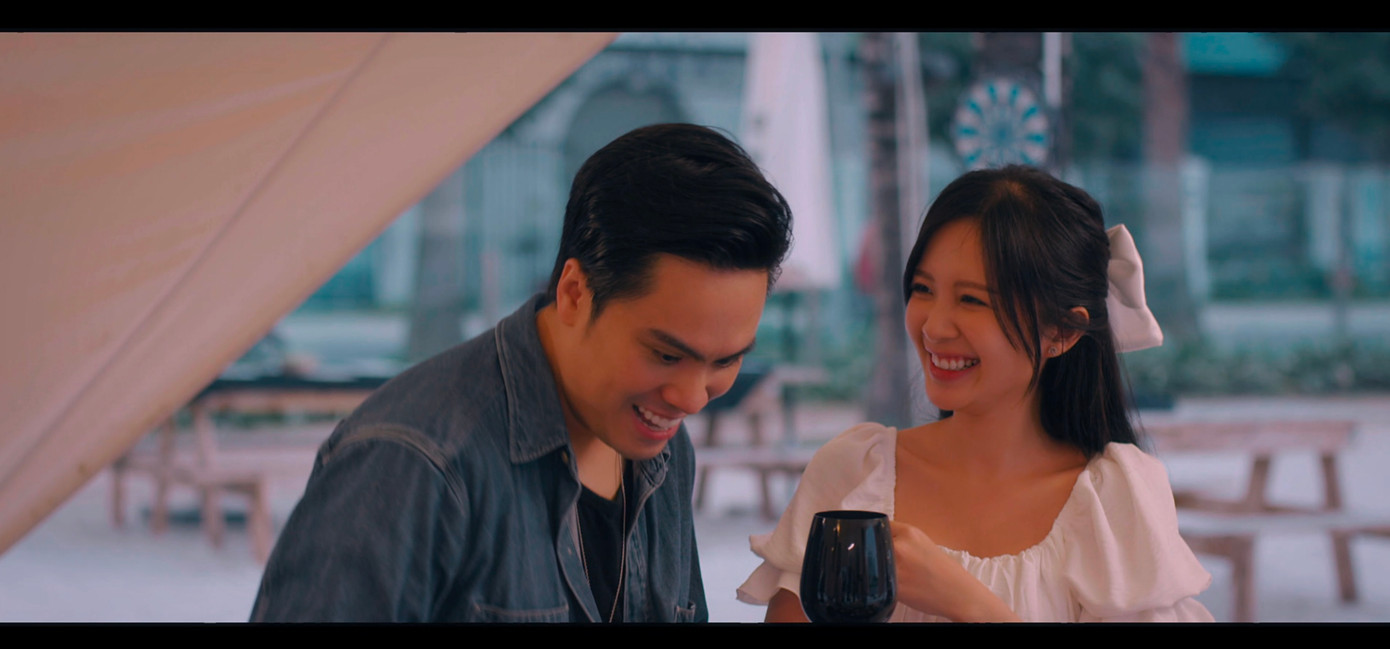 Đôi phụ Phi (Thái Dũng) và San (Ngọc Huyền) hạnh phúc bên nhau. Ảnh: VFC.