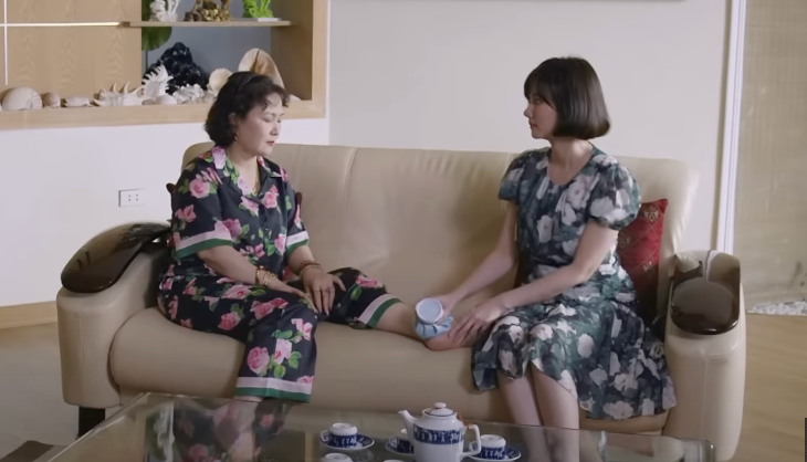 Bà Thủy (NSND Minh Hòa) luôn thể hiện sự khó chịu với con rể (Tuấn Tú). Ảnh: CMH. Bà Thủy (NSND Minh Hòa) luôn thể hiện sự khó chịu với con rể (Tuấn Tú). Ảnh: CMH.