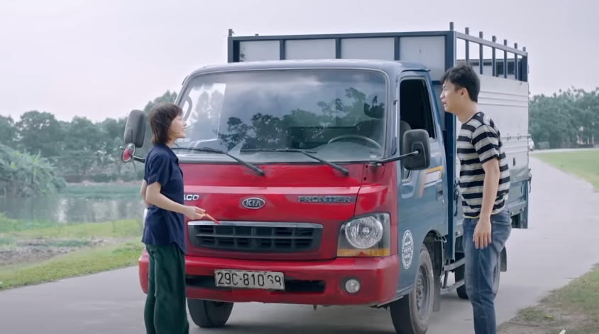 Ninh (Thu Hà) sơn xe đỏ ôtô của Hiếu (Duy Khánh). Ảnh: CMH. Ninh (Thu Hà) sơn xe đỏ ôtô của Hiếu (Duy Khánh). Ảnh: CMH.