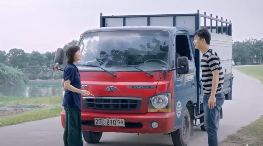 Ninh (Thu Hà) sơn xe đỏ ôtô của Hiếu (Duy Khánh). Ảnh: CMH. Ninh (Thu Hà) sơn xe đỏ ôtô của Hiếu (Duy Khánh). Ảnh: CMH.