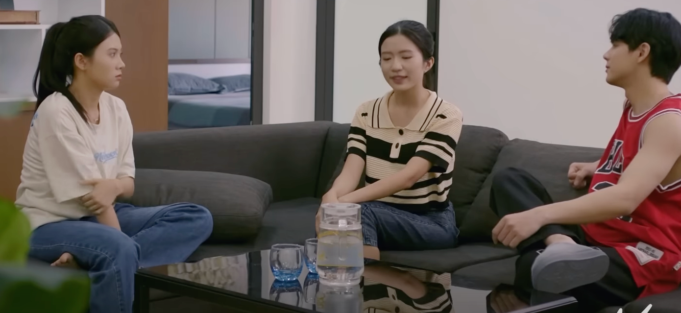 Phi (Thái Vũ) cho Ngọc (Quỳnh Trang) và Thảo (Ngọc Huyền) dọn vào ở chung nhà. Ảnh: CMH. Phi (Thái Vũ) cho Ngọc (Quỳnh Trang) và Thảo (Ngọc Huyền) dọn vào ở chung nhà. Ảnh: CMH.