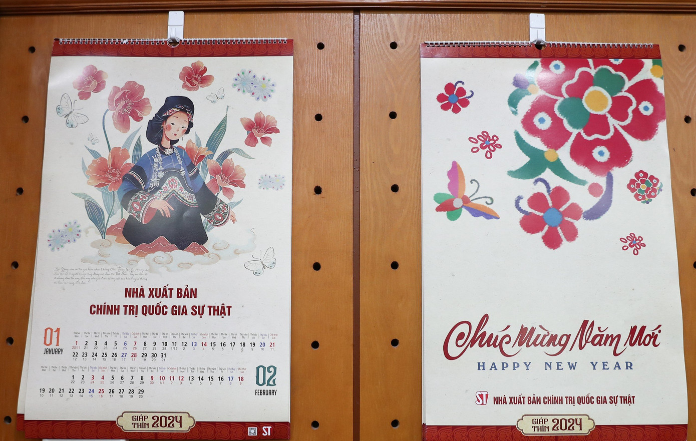 Lịch treo tường Sắc màu văn hóa là một ấn phẩm thuộc bộ lịch năm mới 2024.