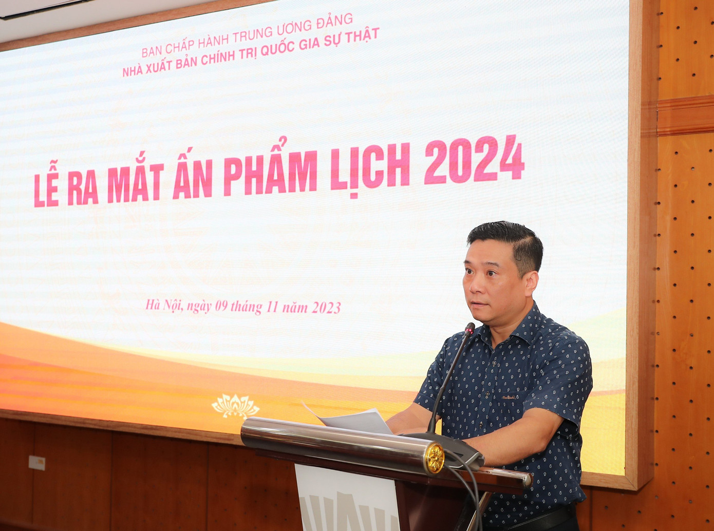 Phó giám đốc NXB Chính trị quốc gia Sự thật Nguyễn Thái Bình giới thiệu những ấn phẩm lịch năm 2024.