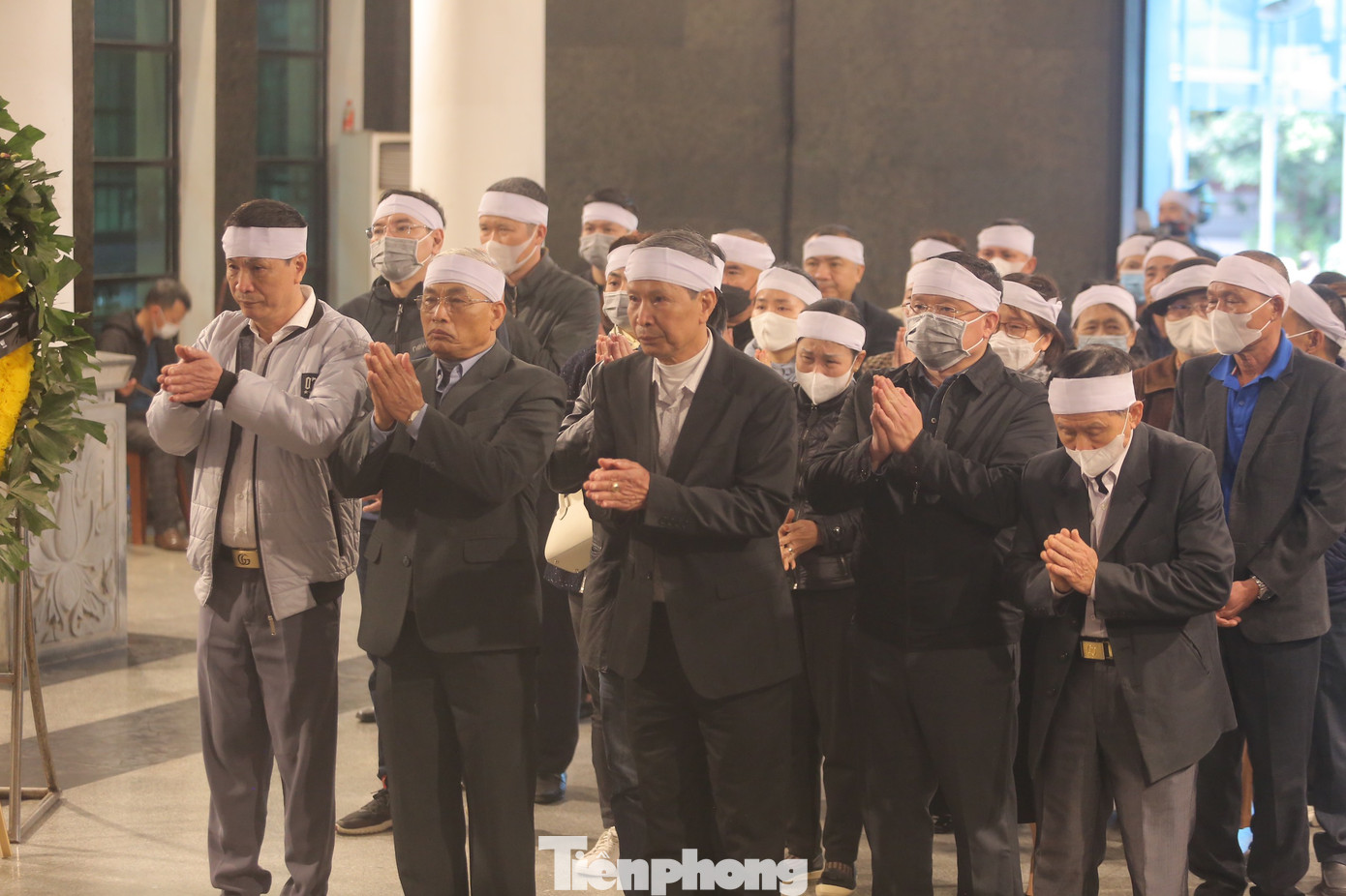 Nghệ sĩ guitar Văn Vượng (tên thật: Văn Hữu Vượng) sinh năm 1941 tại Hải Dương. Không chỉ sáng tác các ca khúc Hãy quên đi đừng khóc nữa, Bầu trời trong tim anh… NSƯT Văn Vượng được biết đến là nghệ sĩ chuyển soạn nhiều tác phẩm nổi tiếng như For Elise của Beethoven, Nhạc chiều của Schubert, Phiên chợ Ba Tư của Ambecatenbey hay Diễm xưa, Cát bụi của Trịnh Công Sơn… Ảnh: DUY PHẠM.