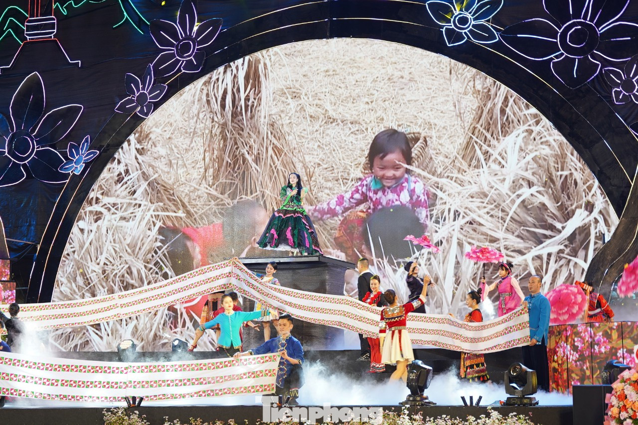 Chương trình mở màn mang đậm bản sắc các dân tộc Hà Giang. Chương trình mở màn mang đậm bản sắc các dân tộc Hà Giang.