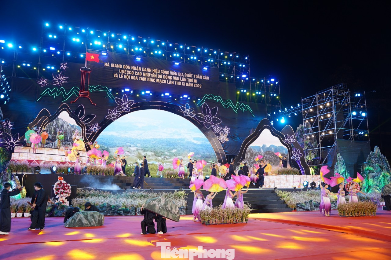 Chương trình văn nghệ trong lễ nhận danh hiệu được tổ chức chỉn chu. Chương trình văn nghệ trong lễ nhận danh hiệu được tổ chức chỉn chu.