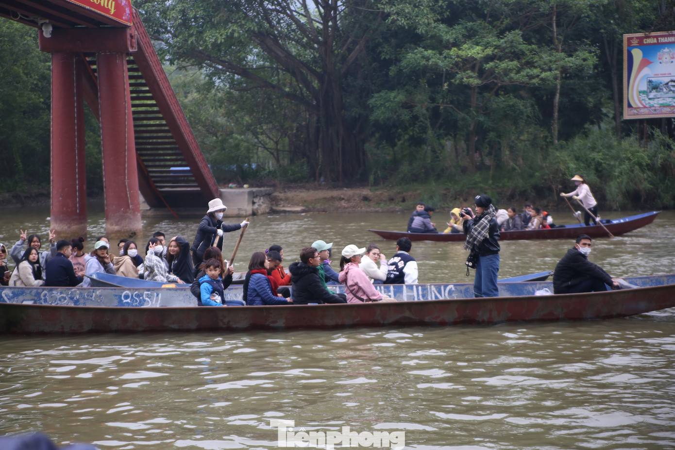 Du khách không tuân thủ những quy định an toàn khi di chuyển trên thuyền, đò.