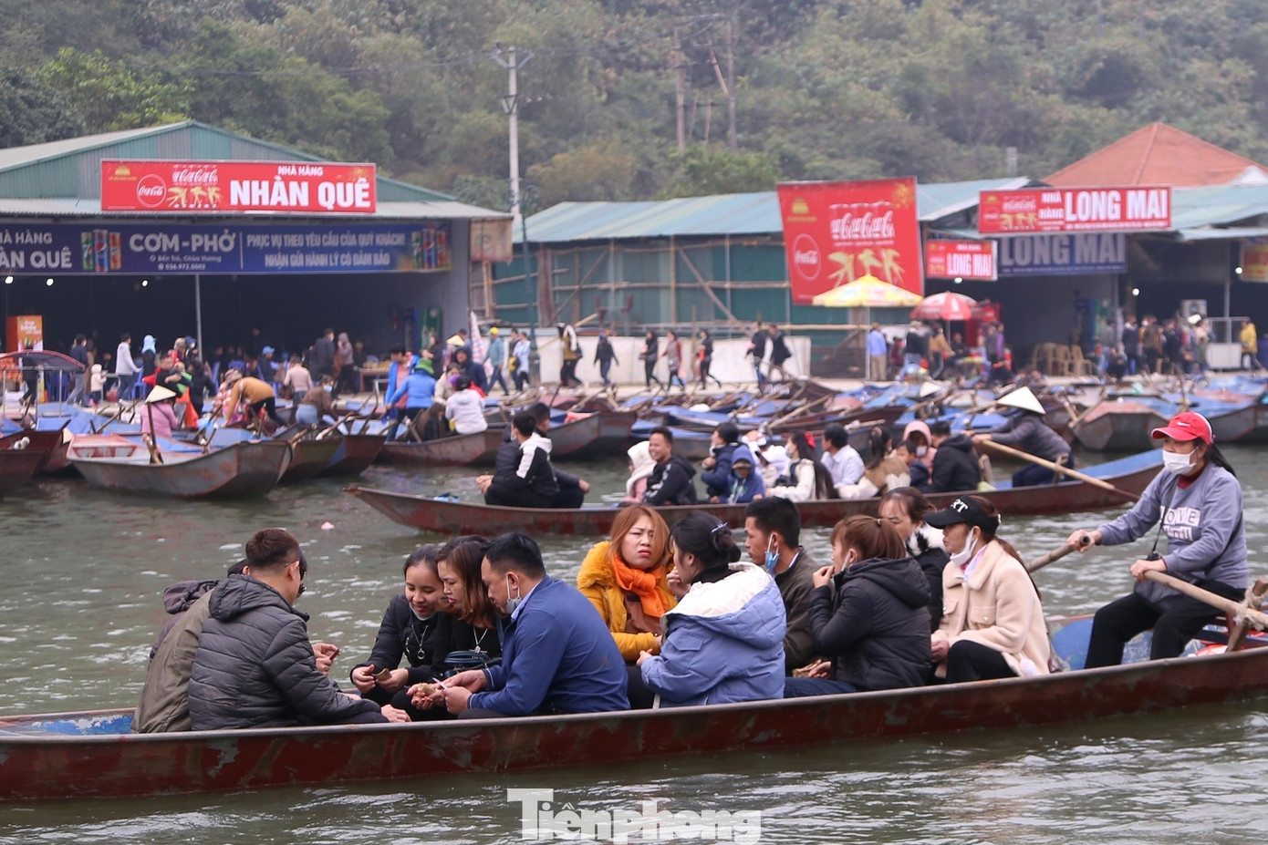 Du khách thản nhiên chơi bài trên thuyền, đò.