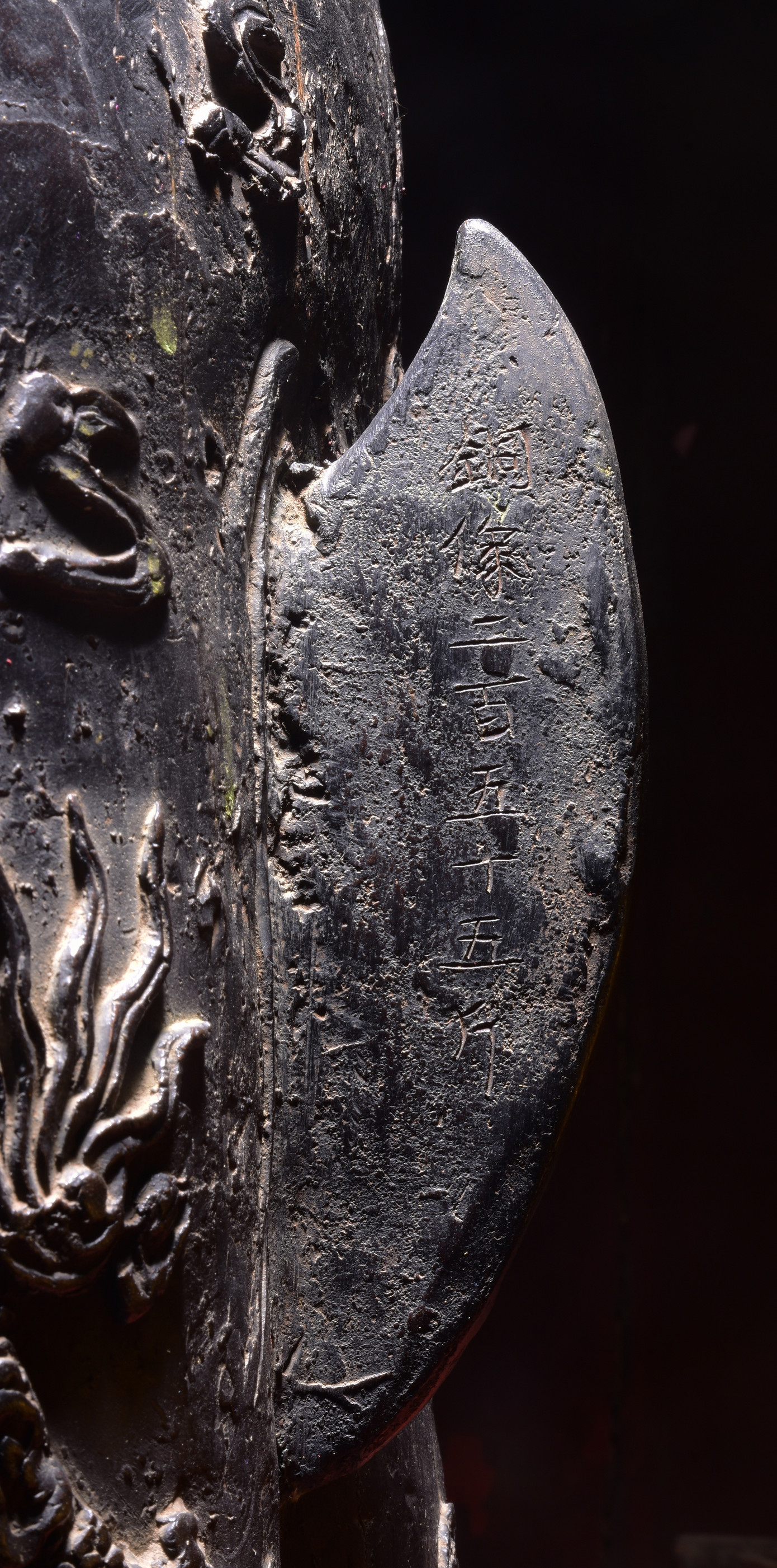 Các dòng chữ Hán được khắc và dát vàng: 聖祖安陽皇帝 "Thánh tổ An Dương Hoàng đế" (Thánh tổ Hoàng đế An Dương) ở vị trí hộ tâm tròn, mài nhẵn dưới bụng; 丁酉年五月十六日鑄 "Đinh Dậu niên, ngũ nguyệt thập lục nhật chú", tức đúc ngày 16 tháng 5 năm Đinh Dậu (1897), 銅像二百五十五斤 "Đồng tượng nhị bách ngũ thập ngũ cân" (nghĩa là: Tượng đồng nặng 255 cân) ở hai “lưỡi xén” sau lưng pho tượng.