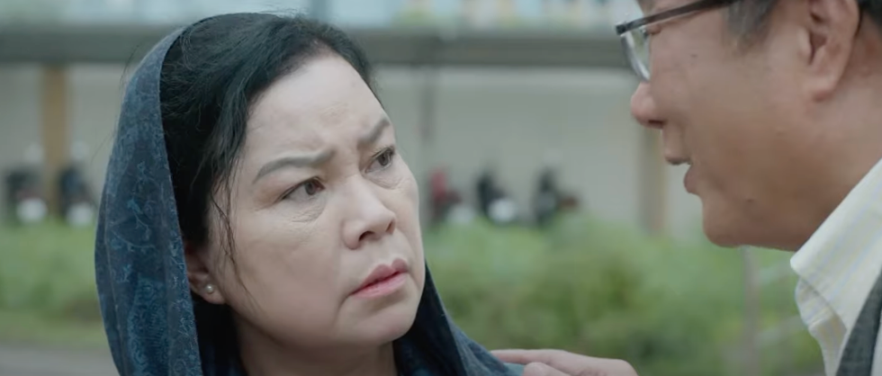 Bà Tâm (Phương Hạnh) từ chối lời mời của người thương để đi tìm cháu gái. Ảnh: CMH.