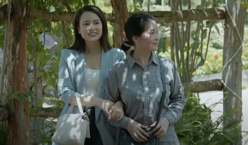 Phương (Việt Hoa) giới thiệu cho bà Lý (Minh Phương) về mô hình du lịch mới. Ảnh: CMH.