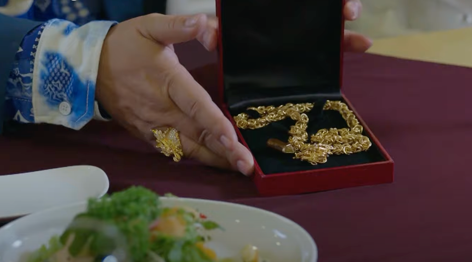 Bố Mai Anh tặng con rể tương lai một chiếc dây chuyền vàng ròng. Ảnh: CMH.