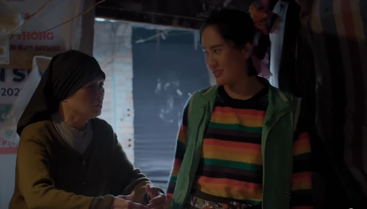 Bình (Minh Cúc) được giới thiệu căn phòng rộng rãi, thoáng mát. Ảnh: CMH.